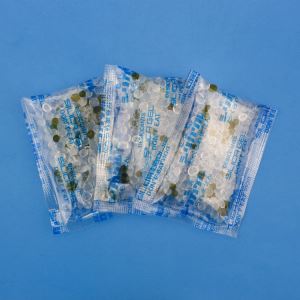 Nuo oranžinės iki žalios spalvos nurodant silikagelio paketus